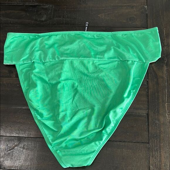 PrettyLittleThing Plus Green Hammered Bikini Bottom with Gold Detail - Sz 14 - Picture 5 of 7